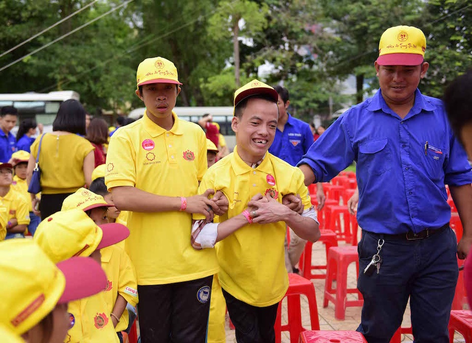 Đặc biệt, tại chương trình nhiều em khuyết tật được anh chị tình nguyện viên hướng dẫn tận tình chu đáo.