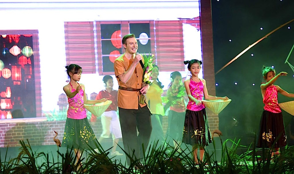 Đặc biệt, chương trình đã hội tụ rất nhiều ca sĩ, nghệ sĩ nổi tiếng như: Vy Oanh, Kyo York, Tạ Quang Thắng, Hải Lê, Đức Quang, bé Hồ Văn Cường - quán quân The Voice Kids 2016 và các em thiếu nhi thuộc các mái ấm, nhà mở, hội người mù, trường giáo dưỡng tại tỉnh Nghệ An biểu diễn.