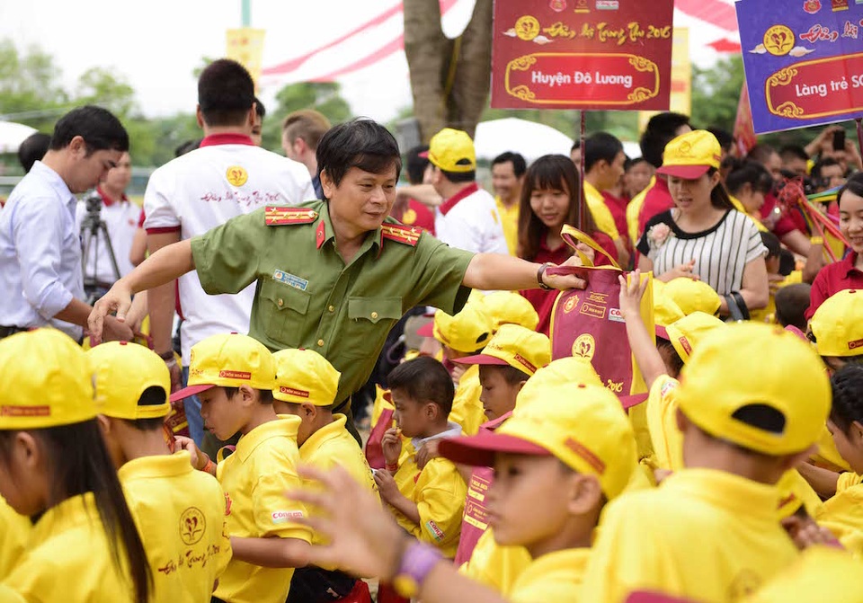 Ông Trần Trọng Dũng - Tổng Biên Tập báo Công an TP.HCM phát quà cho các em.