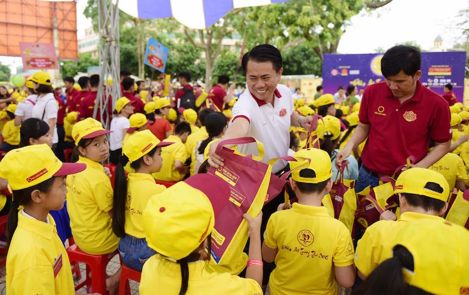 Cùng ông Vũ Văn Thanh - Phó Tổng Giám đốc Tập đoàn Hoa Sen trao cho các em những phần quà đầy ý nghĩa.