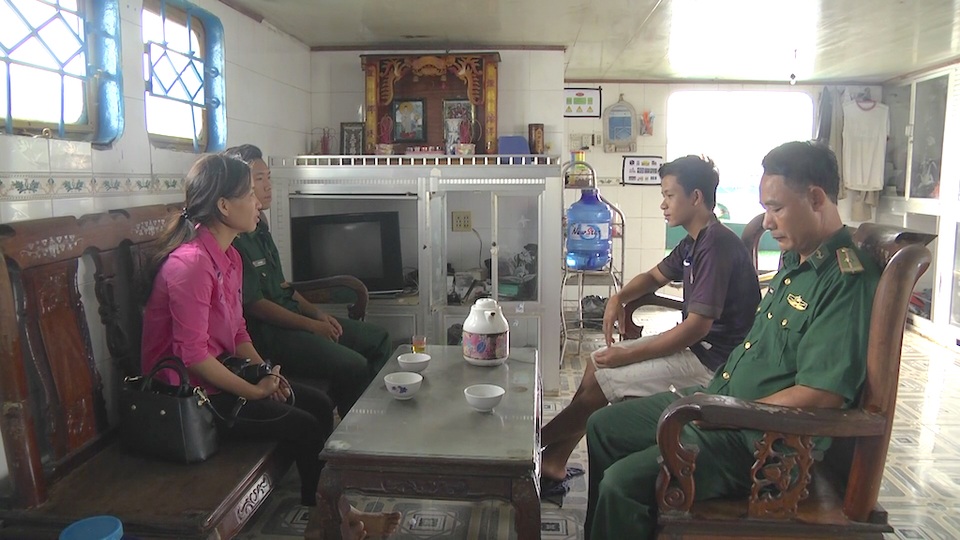 Bắt giữ tàu xả chất thải nghi từ cảng gang thép Nghi Sơn xuống biển - 7 Sau đó, lái tàu được đưa về trụ sở ĐBP Quỳnh Phương để lập biên bản.
