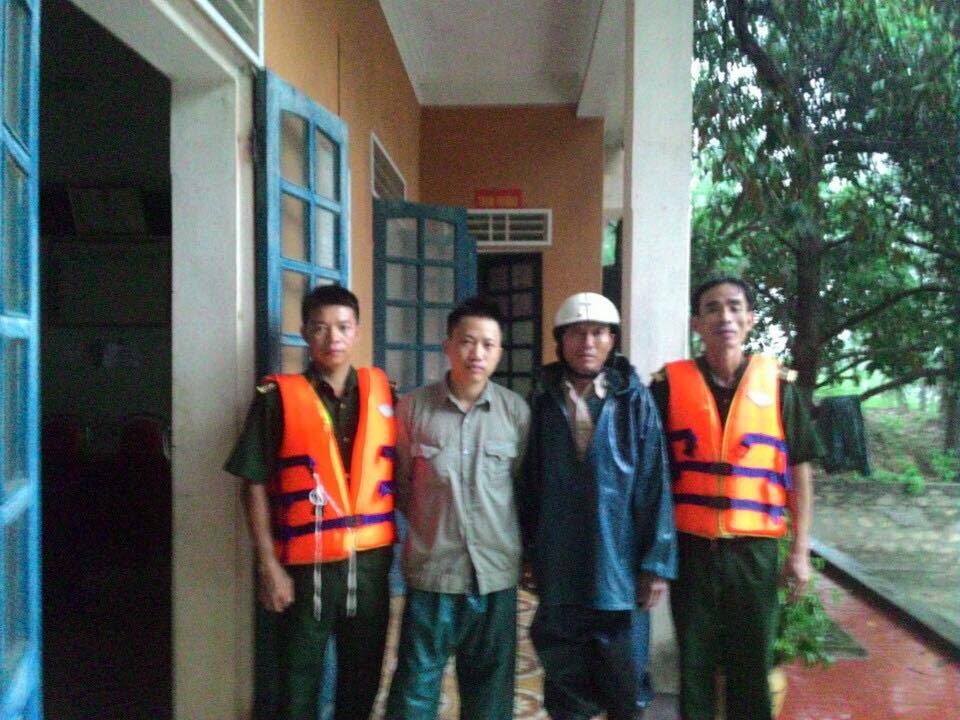 2 bố con ông Sinh được lực lượng Đồn BP cảng Cửa Lò - Bến Thủy cứu nạn đưa vào bờ an toàn.