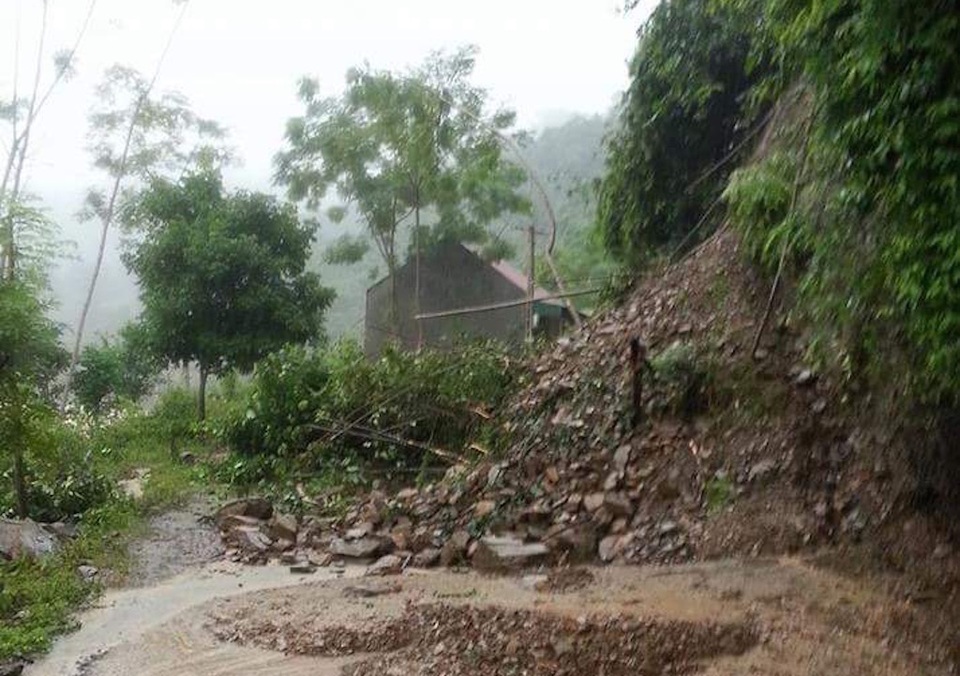 Đường vào Yên Tĩnh bị sạt lở gây ách tắc.