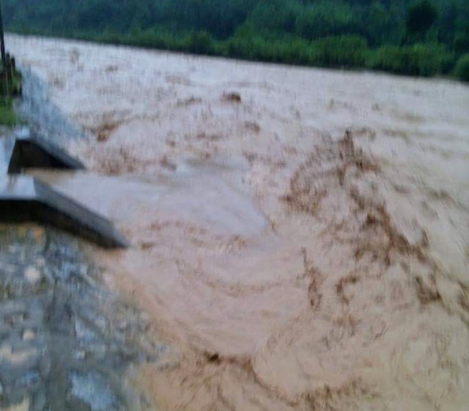 Khe suối ở Tương Dương nước lũ dâng cao.