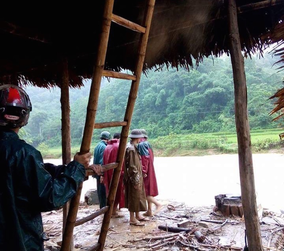 Hiện nhiều nhà dân dựng gần khe suối đã và đang được lãnh đạo xã Yên Tĩnh và một số xã lân cận yêu cầu di dời đến nơi an toàn.