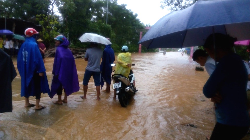 7 người chưa thể liên lạc, nghi bị lũ cuốn - 5
Đường vào một số xã của huyện Quỳ Châu đã bị chặt đứt.