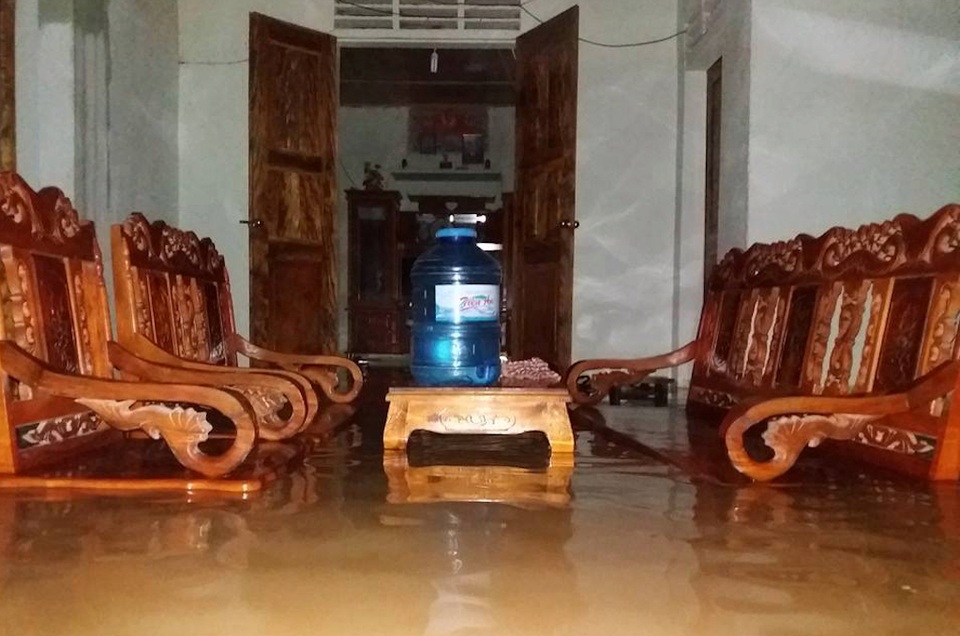 7 người chưa thể liên lạc, nghi bị lũ cuốn - 2 Nước lũ vào một số nhà dân xã Mường Noọc, huyện Quế Phong.