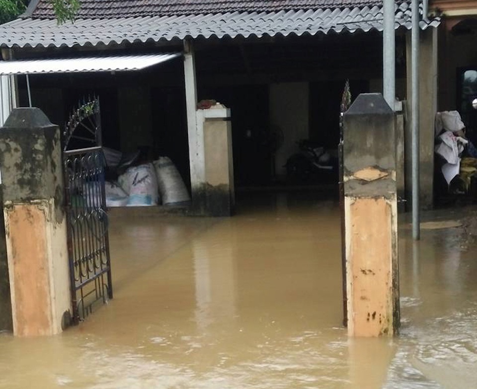 7 người chưa thể liên lạc, nghi bị lũ cuốn - 4 Nhà dân ở huyện Quỳ Châu ngập lụt.