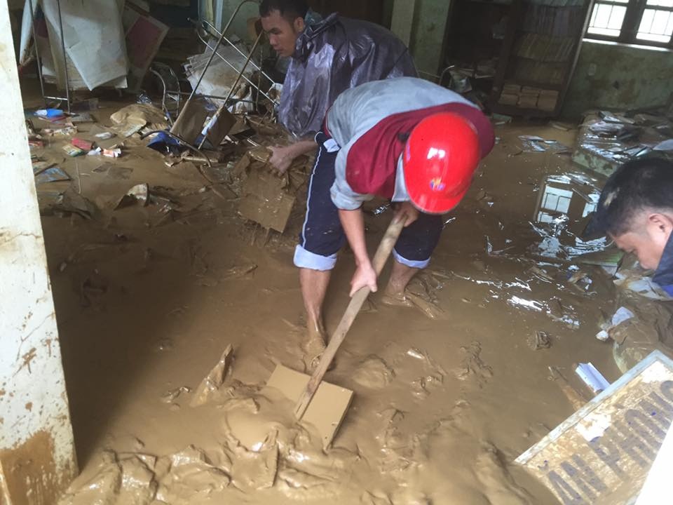 Cận cảnh mưa lũ "càn quét" miền Tây xứ Nghệ - 12 Cận cảnh mưa lũ "càn quét" miền Tây xứ Nghệ - 12
