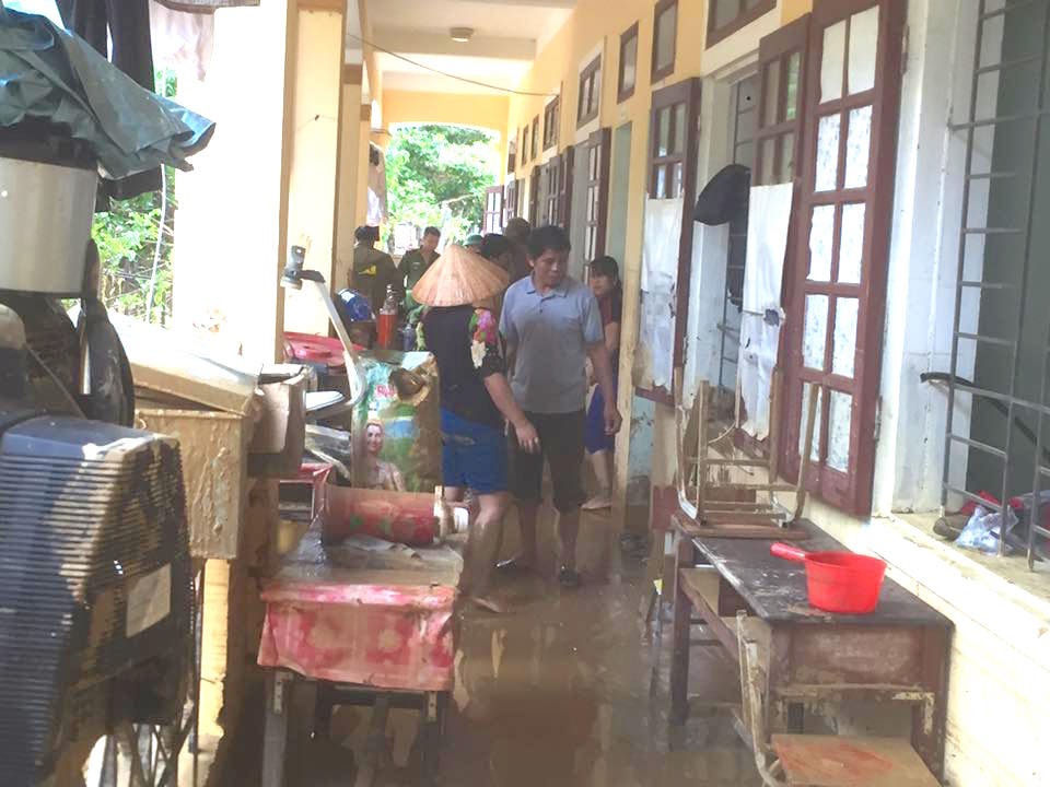 Cận cảnh mưa lũ "càn quét" miền Tây xứ Nghệ - 13 Sách vở, đồ dùng học tập của các em cũng như giáo viên đã bị lũ nhấn chìm trộn với bùn.