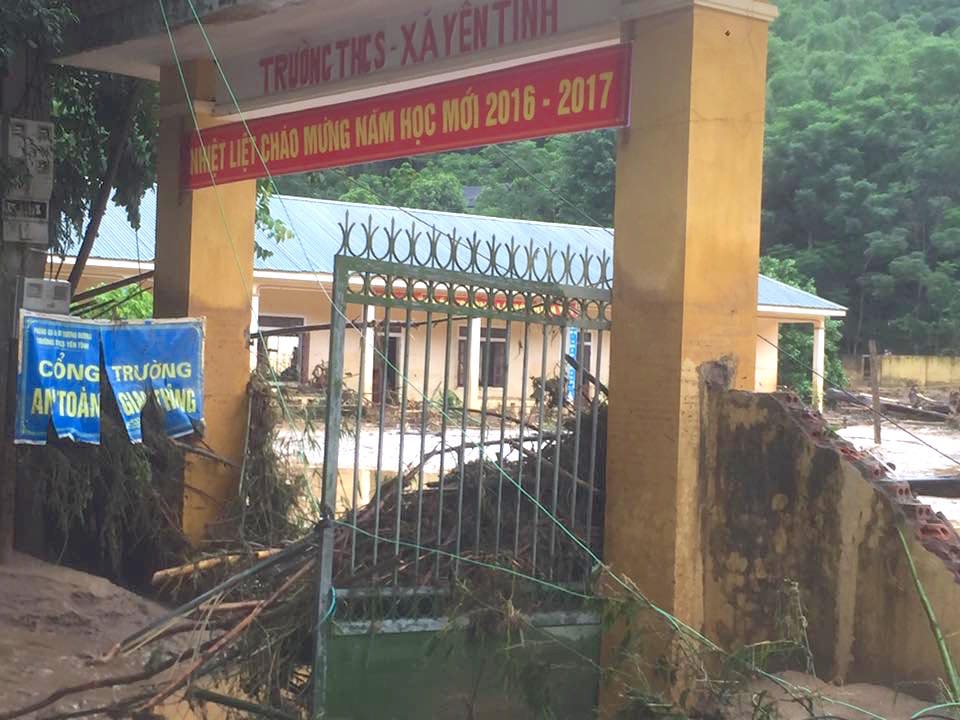 Cận cảnh mưa lũ "càn quét" miền Tây xứ Nghệ - 8 Cây cối mắc kẹt tại cổng trường.