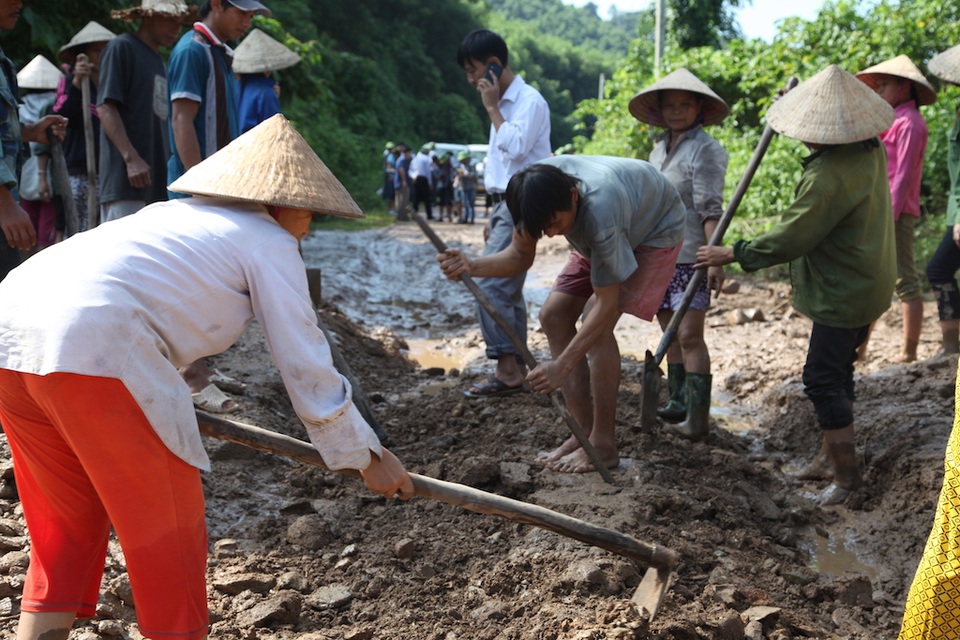 Ngổn ngang, tan hoang sau lũ quét - 16
Bà con dân bản san đất đá bị sạt lở đổ xuống đường.
