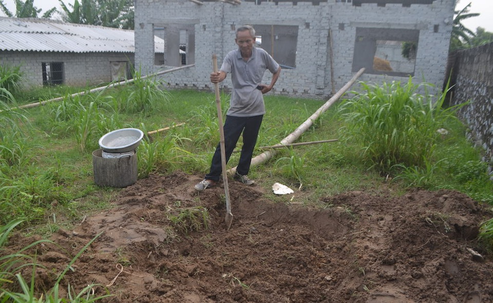 Trong hai ngày qua cá lồng của gia đình ông Thanh đã chết hơn 1 tấn. Cá chết ông vớt mang về đào hố chôn trong vườn để không gây ô nhiễm môi trường.