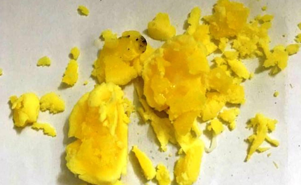 Hoang mang trứng gà đốt cháy, cắt dai như dây chun - 2 Còn đây là trứng gà thật sau khi luộc nó được bóp và vỡ vụn.