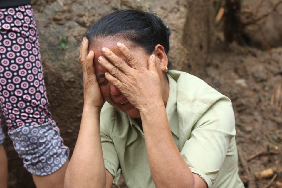 
Chị Vi Thị Hợi xót xa khóc vì trong phút chốc mất hết tài sản.
