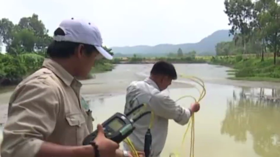 Cơ quan chức năng lấy mẫu nước trên sông Bùng phân tích.