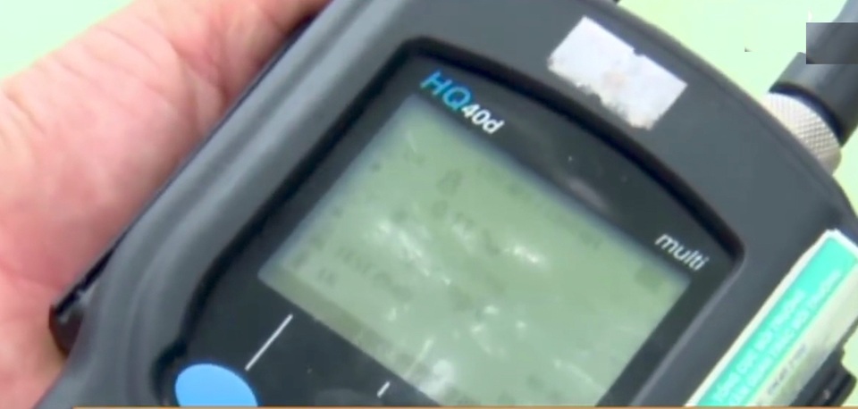 Sau khi lấy mẫu phân tích, thì được biết chỉ số nồng độ oxy hòa tan trong nước (DO) tại lồng bè nuôi cá của ông Chu Văn Thanh là 0,2 (mg/l) thấp hơn nhiều so với thực tế.