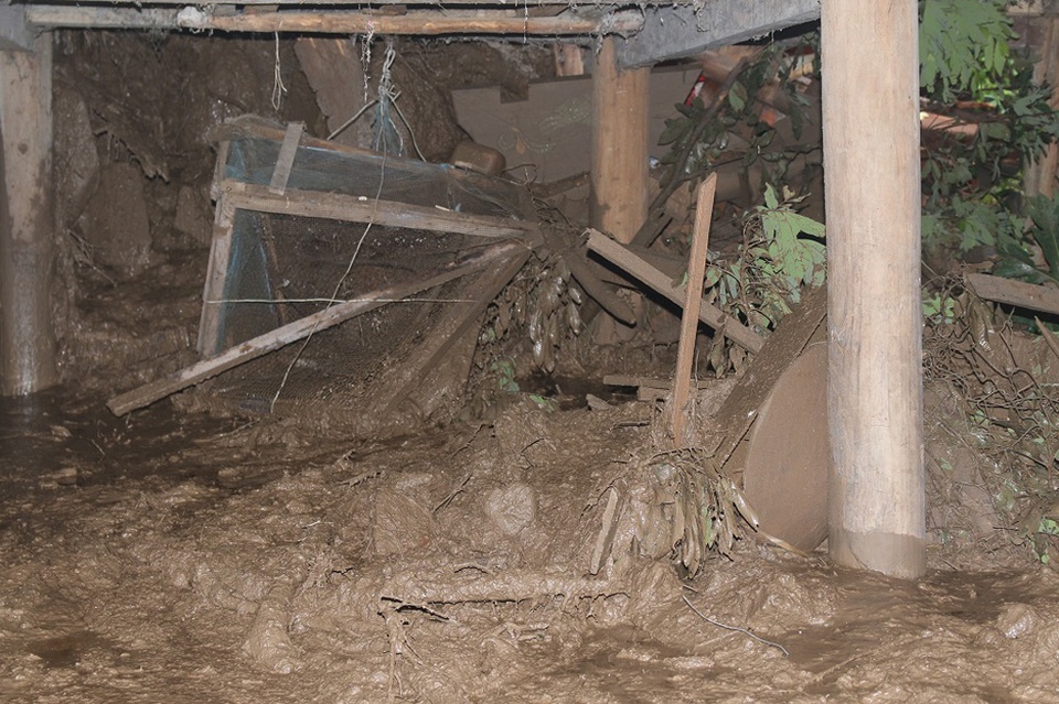 Lũ "nghiền nát" một ngôi nhà, cả gia đình may mắn thoát chết - 7