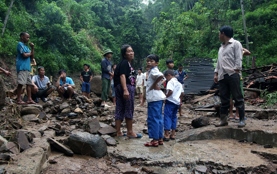 Bà con dân bản khiếp sợ khi chứng kiến cảnh ngôi nhà sàn 3 gian của anh Khun bị lũ cuốn.
