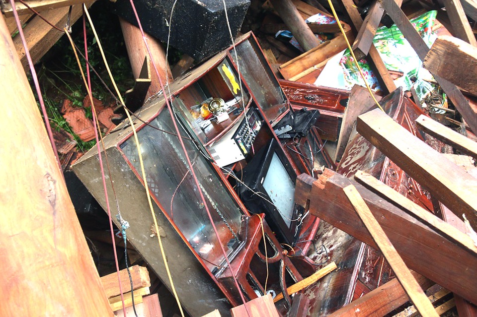 
Toàn bộ ti vi, tủ lạnh, xe máy, quần áo và lúa gạo đều bị trận lũ nghiền nát.
