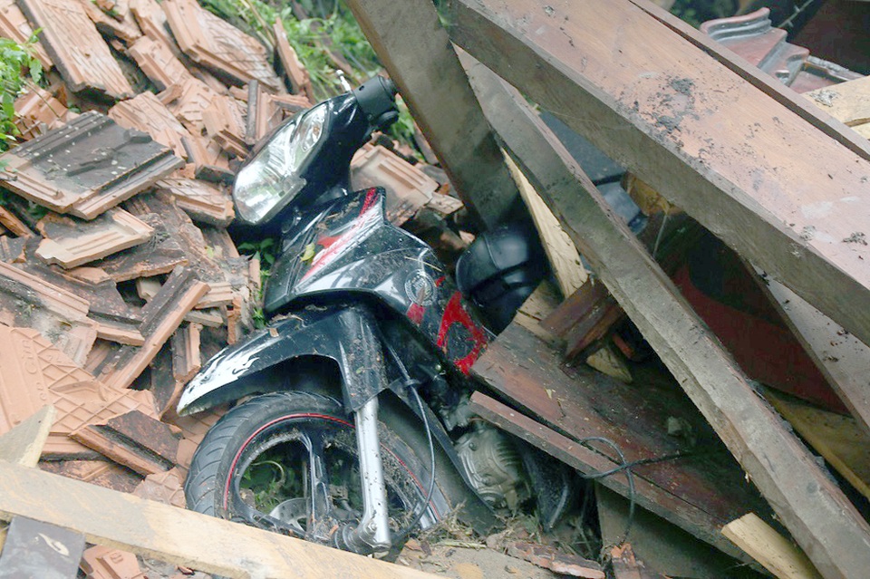 Lũ "nghiền nát" một ngôi nhà, cả gia đình may mắn thoát chết - 4