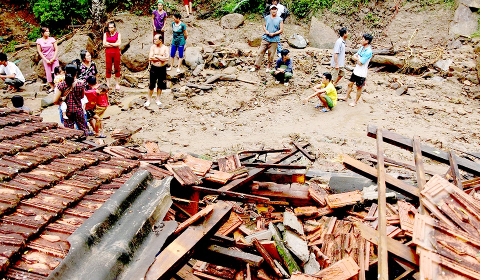 
Ngổn ngang sau cơn lũ.
