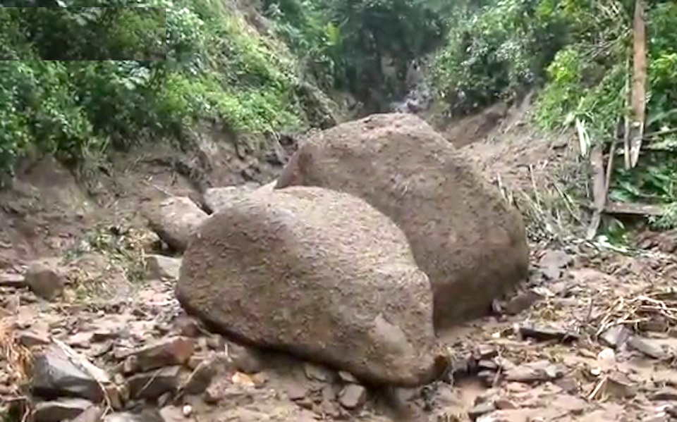 Những phiến đá lớn đổ từ trên núi xuống lăn qua nhà anh Khun.