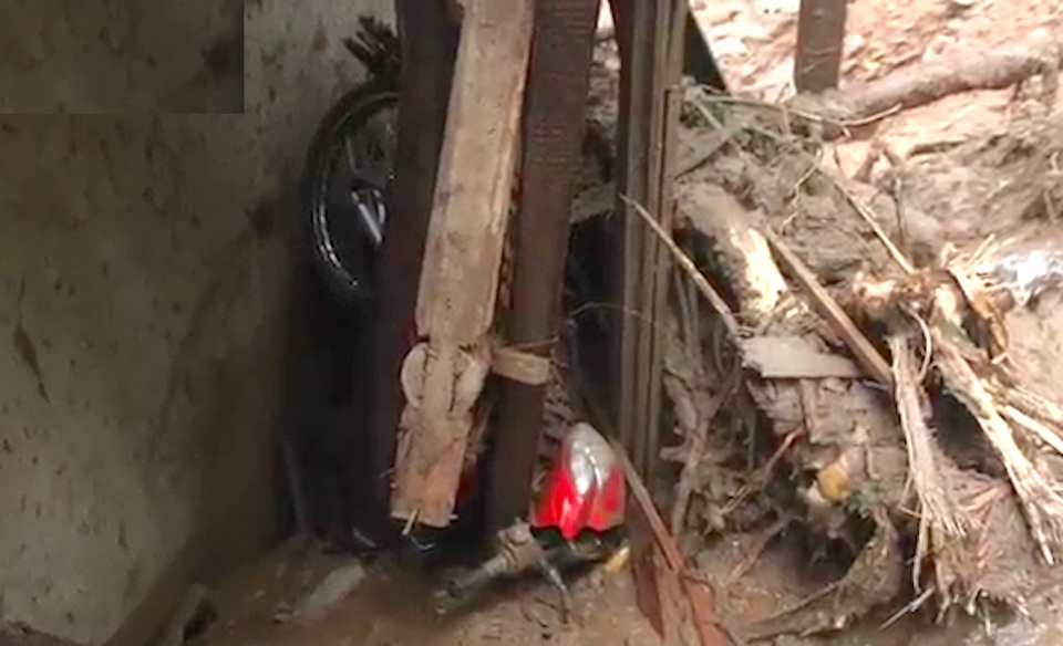 Lũ "nghiền nát" một ngôi nhà, cả gia đình may mắn thoát chết - 3