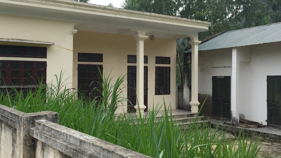 Nhà máy nước tiền tỷ như …“lỗ mũi” và gần 10 năm đắp chiếu - 1 Toàn cảnh khu vực nhà máy gồm căn nhà 3 gian nhỏ để điều hành, nhà để máy đẩy nước... bây giờ cỏ cây mọc um tùm.