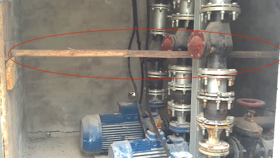 Nhà máy nước tiền tỷ như …“lỗ mũi” và gần 10 năm đắp chiếu - 6 Phía trong buồng máy nhiều bộ phận đã gỉ sắt, bên cạnh đó, cũng trong buồng máy này đã được đưa cây để chống đỡ bờ tường.