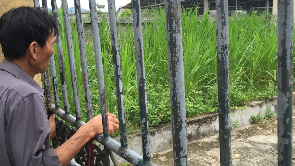Nhà máy nước tiền tỷ như …“lỗ mũi” và gần 10 năm đắp chiếu - 3 Người bảo vệ nhà máy thi thoảng sang nhìn vào mà lòng xót xa.