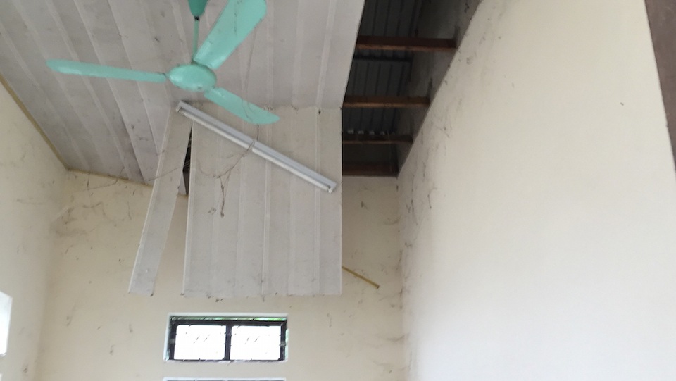 Nhà máy nước tiền tỷ như …“lỗ mũi” và gần 10 năm đắp chiếu - 9 Trần nhà điều hành đã rơi rớt.