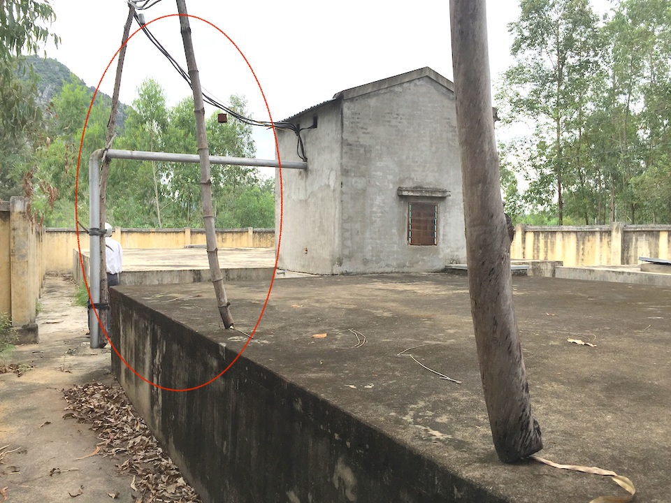 Nhà máy nước tiền tỷ như …“lỗ mũi” và gần 10 năm đắp chiếu - 12 Phía ngoài khu vực thùng chứa đựng nước các vòi nhựa bây giờ phải đưa cây tre cột chống đỡ.