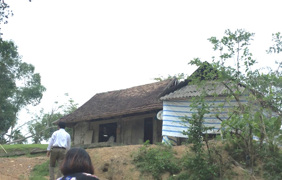 Nhà chị Bảy ở trên một ngọn đồi khá cao, phía sau có rất nhiều nấm mồ.