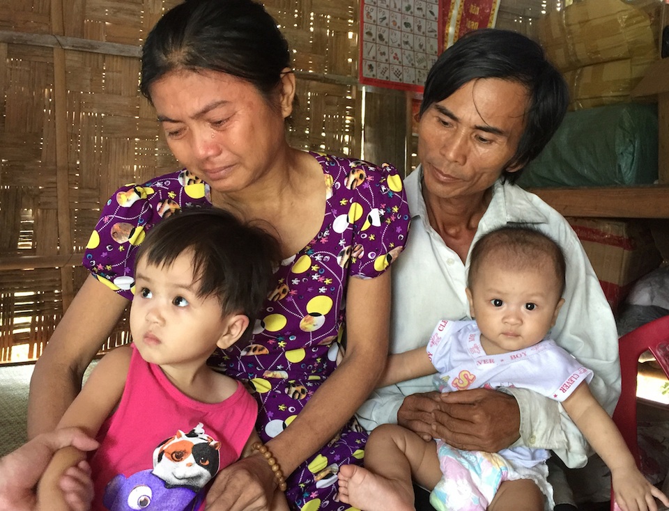 Ngày trở lại trao quà, chị Bảy đã khóc rất nhiều.