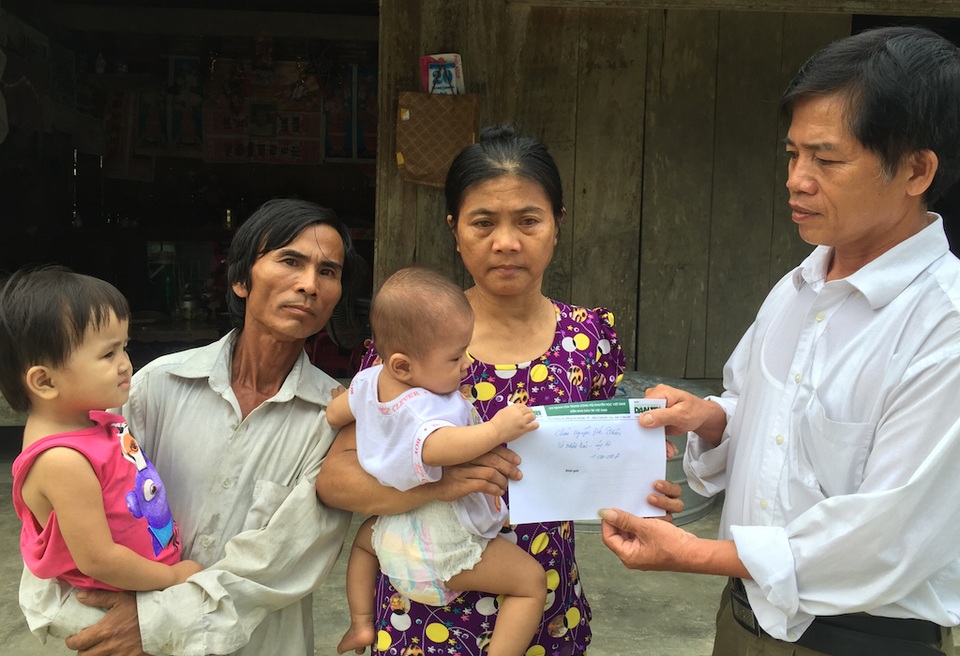 Ông Hà Hữu Lâm - cán bộ văn phòng thống kê xã Thanh Đức thay mặt chuyển 1 triệu đồng của cháu Nguyễn Đức Thiên, ở xã Nghĩa Khánh, huyện Nghĩa Đàn tới gia đình chị Bảy.