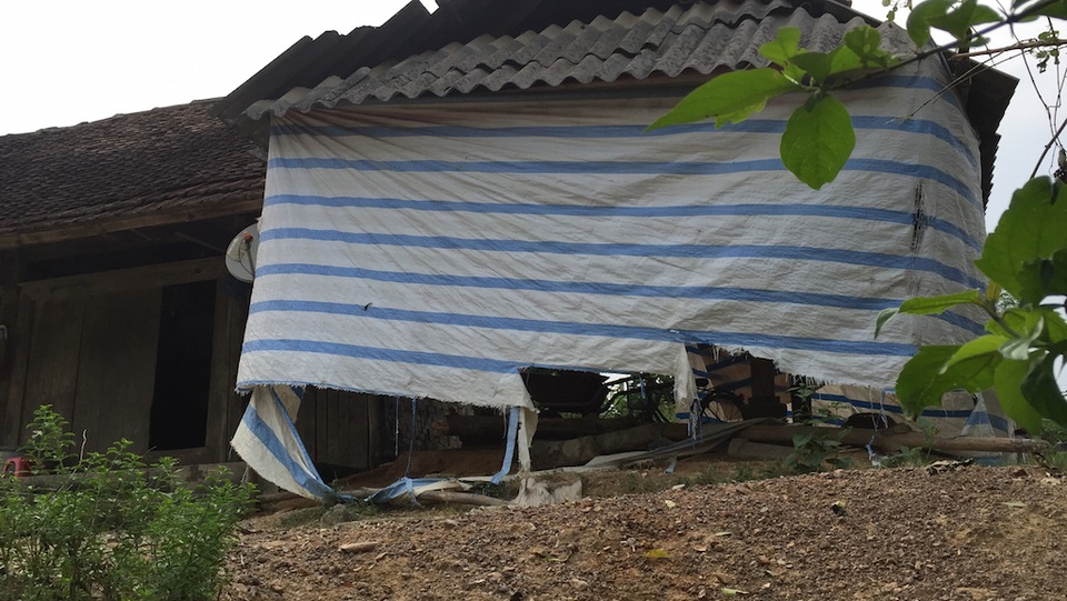 Căn nhà bếp thì trống trơn không có bờ tường che chắn, mà chỉ được bao bọc tấm bạt xung quanh nhưng giờ đã rách nát.