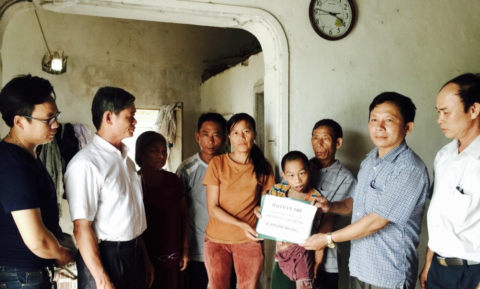 PV Dân trí cùng đại diện lãnh đạo xã Quỳnh Nghĩa trao quà đến gia đình anh Thanh,.