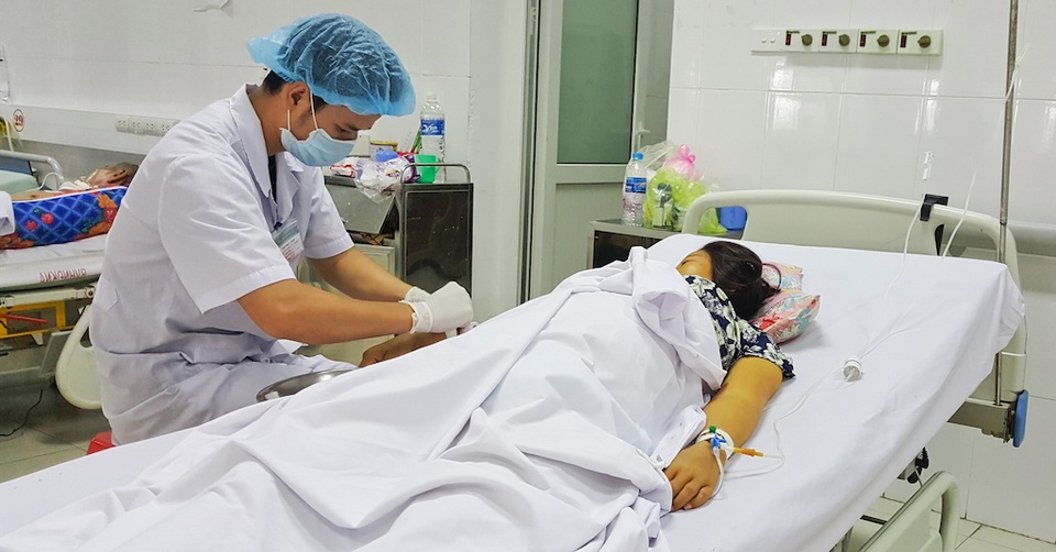 Nhiều người nguy kịch tính mạng do dùng thuốc Nam - 1 Bệnh nhân Nguyễn Thị Đ. đang điều trị tại khoa Hồi sức tích cực chống độc BVHNĐK Nghệ An.