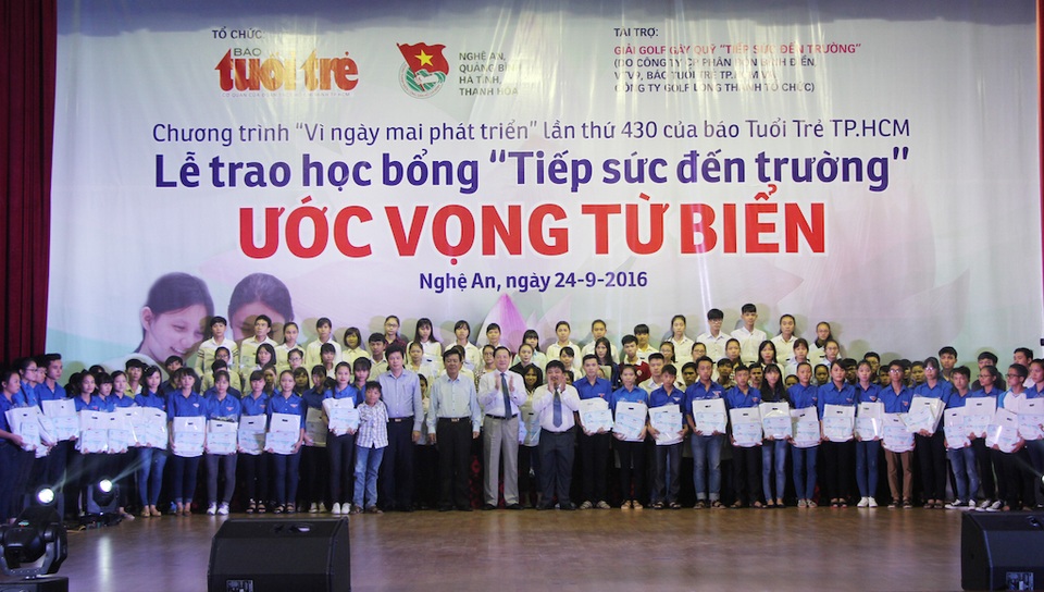 Tổng kinh phí học bổng 827 triệu đồng do Giải golf gây quỹ “Tiếp sức đến trường” và bạn đọc báo Tuổi trẻ tài trợ được trao cho các em học sinh, sinh viên nghèo.