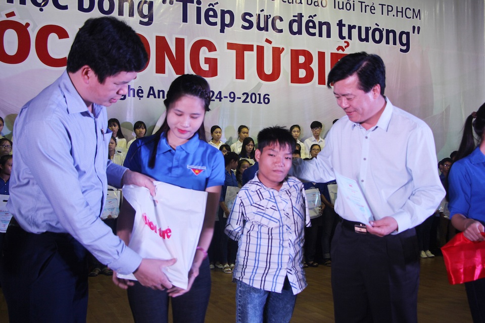 Bí thư Tỉnh đoàn Nghệ An Nguyễn Đình Hùng (bên trái) trao quà đến sinh viên nghèo vượt khó học giỏi.