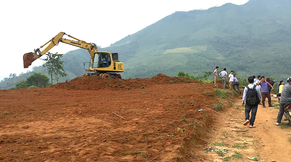 Khởi công xây dựng điểm trường Pà Khốm - 7 Điểm trường mới được máy móc san gạt lấy mặt bằng trong ngày khởi công.