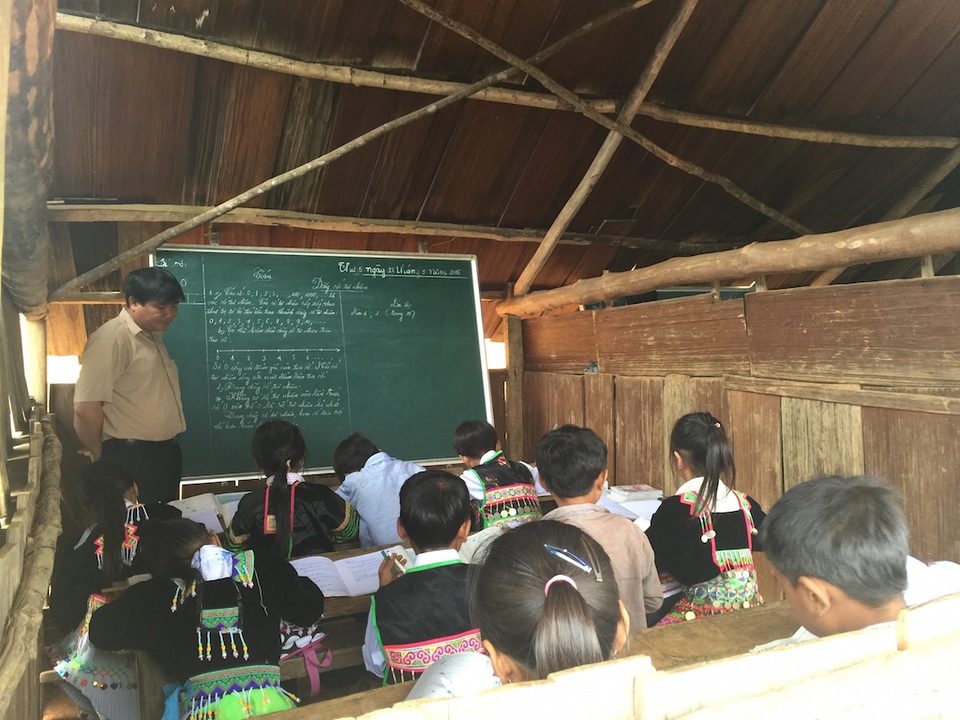 Khởi công xây dựng điểm trường Pà Khốm - 2
Lớp học không có cửa nên sương mù vào mùa đông đã làm cho sách vở các em như bị ướt.