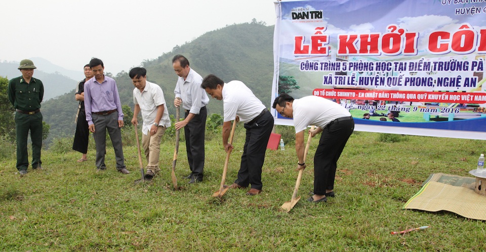 Khởi công xây dựng điểm trường Pà Khốm - 5 PV Dân trí cùng lãnh đạo huyện Quế Phong chính thức làm lễ khởi công xây dựng điểm trường Pà Khốm.