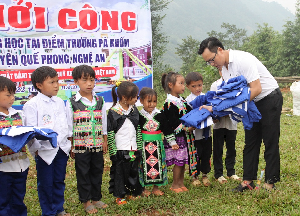 Khởi công xây dựng điểm trường Pà Khốm - 8 Trong lễ khởi công, PV Dân trí đã trao cho các em những chiếc áo ấm.