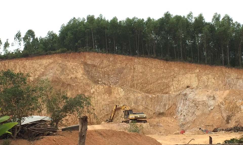 Chính quyền lên tiếng việc “tiếp tay” cho doanh nghiệp xẻ thịt đất tràn lan - 4 Tình trạng khai thác đất trái phép xảy ra địa bàn huyện Yên Thành thời gian qua mà báo Dân trí phản ánh là có cơ sở.