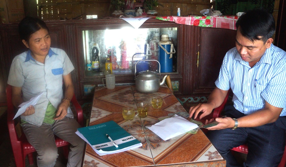 Ông Nguyễn Hữu Vĩnh - Chủ tịch UBND xã Thanh Đức kiểm đếm số tiền cho gia đình chị Bảy.