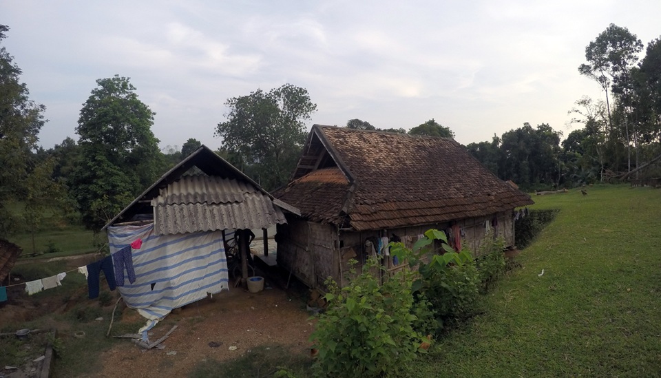 Căn nhà chị Bảy xiêu vẹo, xuống cấp nhìn từ phía sau.