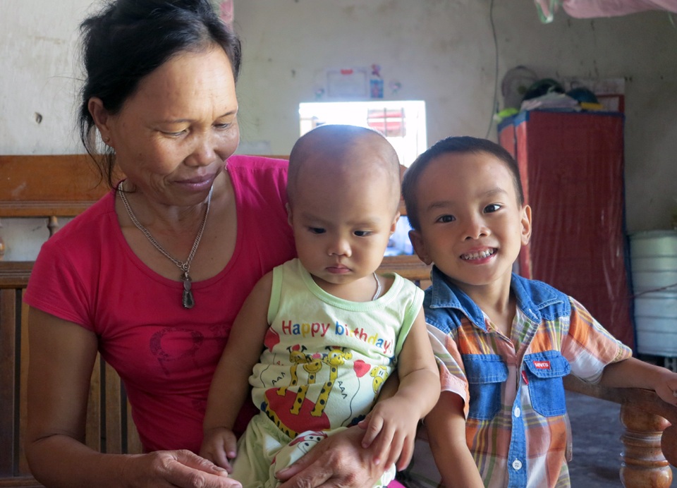 Chị Nguyễn Thị Thìn (SN 1970, ở khối 12) nói: Lúc đó mới nhận tiền xong thấy họ bảo thu lại để san sẻ cho người khác nên tôi cũng nộp lại.