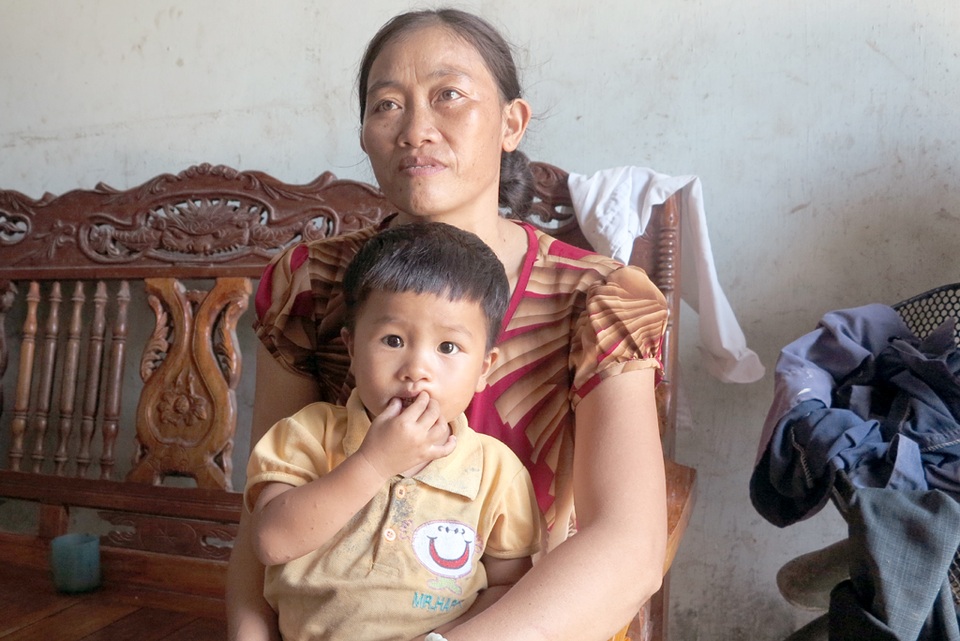 Chị Trần Thị Lợi (SN 1977, vợ anh Nguyễn Đình Nghị) cho biết gia đình mình nhận được 1.400.000 đồng tiền hỗ trợ những phải nộp lại 900.000 đồng.